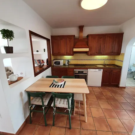 2 Bedroom 'the Bungalow' With Private Heated Pool. *