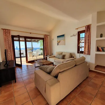2 Bedroom 'the Bungalow' With Private Heated Pool. Willa Puerto del Carmen (Lanzarote)