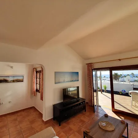 2 Bedroom 'the Bungalow' With Private Heated Pool.