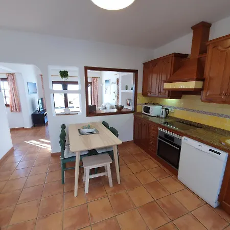 Willa 2 Bedroom 'the Bungalow' With Private Heated Pool.