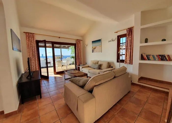 2 Bedroom 'the Bungalow' With Private Heated Pool. Willa Puerto del Carmen (Lanzarote)